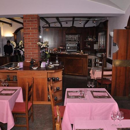 Albergo Ponte Vecchio เชอร์นอบบิโอ ภายนอก รูปภาพ