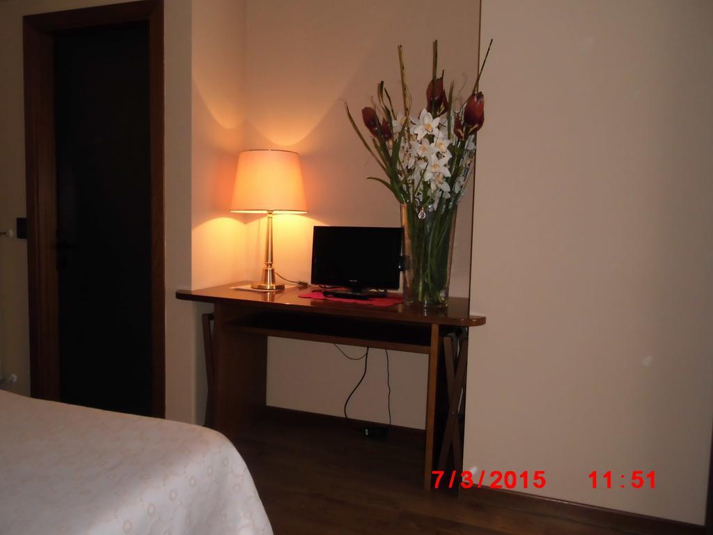 Albergo Ponte Vecchio เชอร์นอบบิโอ ห้อง รูปภาพ