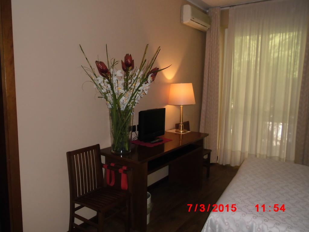 Albergo Ponte Vecchio เชอร์นอบบิโอ ห้อง รูปภาพ