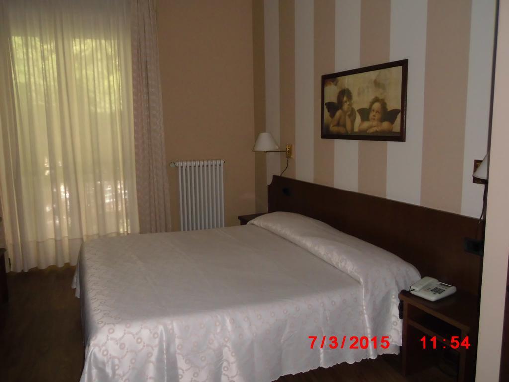 Albergo Ponte Vecchio เชอร์นอบบิโอ ห้อง รูปภาพ