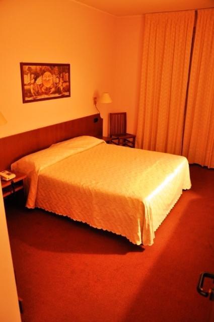 Albergo Ponte Vecchio เชอร์นอบบิโอ ห้อง รูปภาพ
