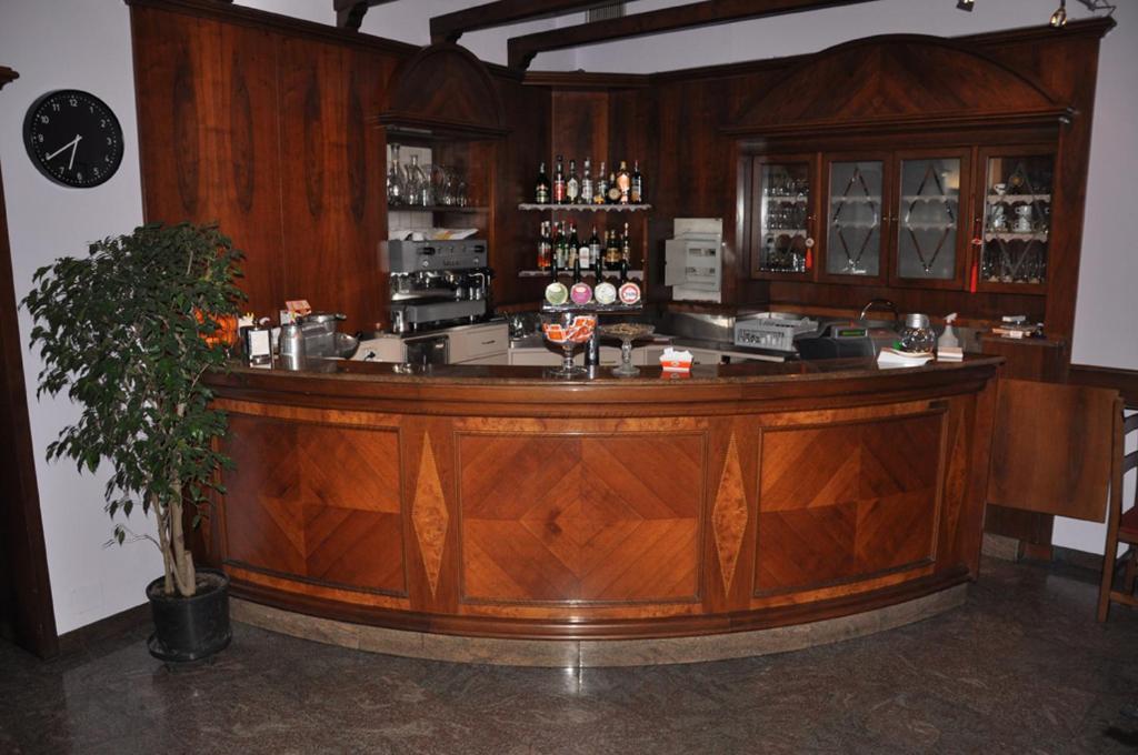 Albergo Ponte Vecchio เชอร์นอบบิโอ ภายนอก รูปภาพ
