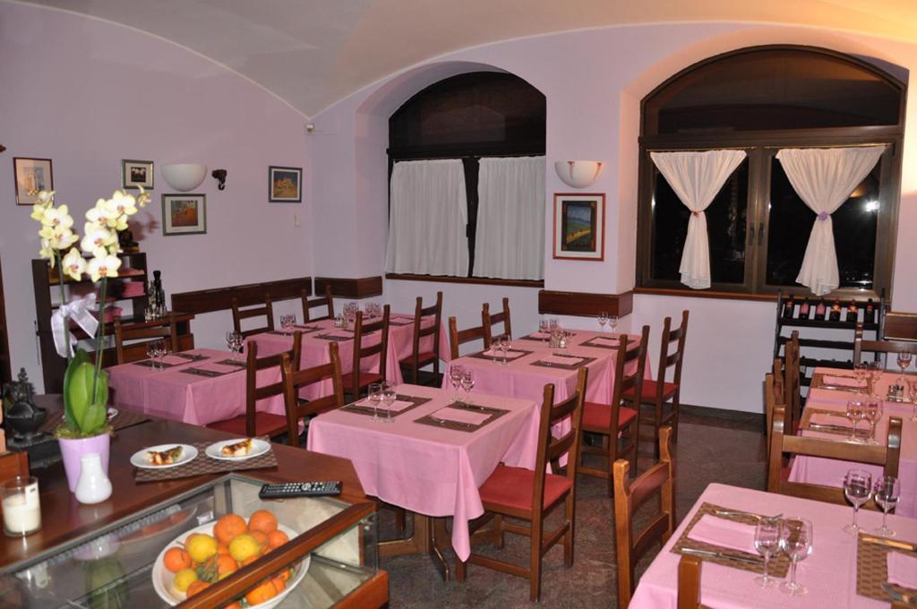 Albergo Ponte Vecchio เชอร์นอบบิโอ ภายนอก รูปภาพ