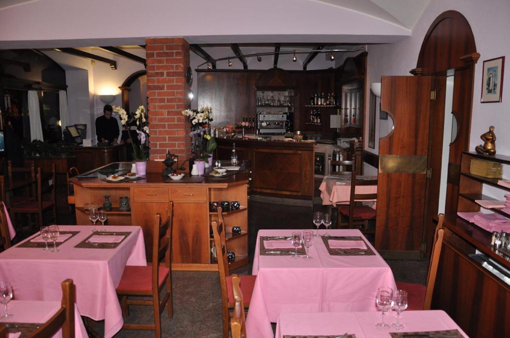 Albergo Ponte Vecchio เชอร์นอบบิโอ ภายนอก รูปภาพ