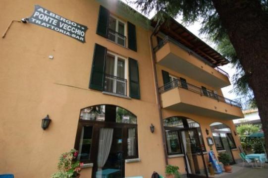 Albergo Ponte Vecchio เชอร์นอบบิโอ ภายนอก รูปภาพ
