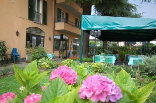 Albergo Ponte Vecchio เชอร์นอบบิโอ ห้อง รูปภาพ