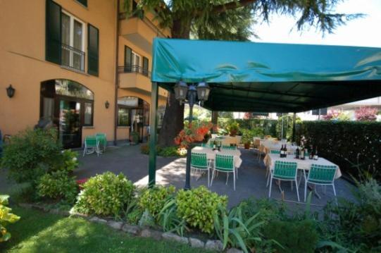 Albergo Ponte Vecchio เชอร์นอบบิโอ ห้อง รูปภาพ