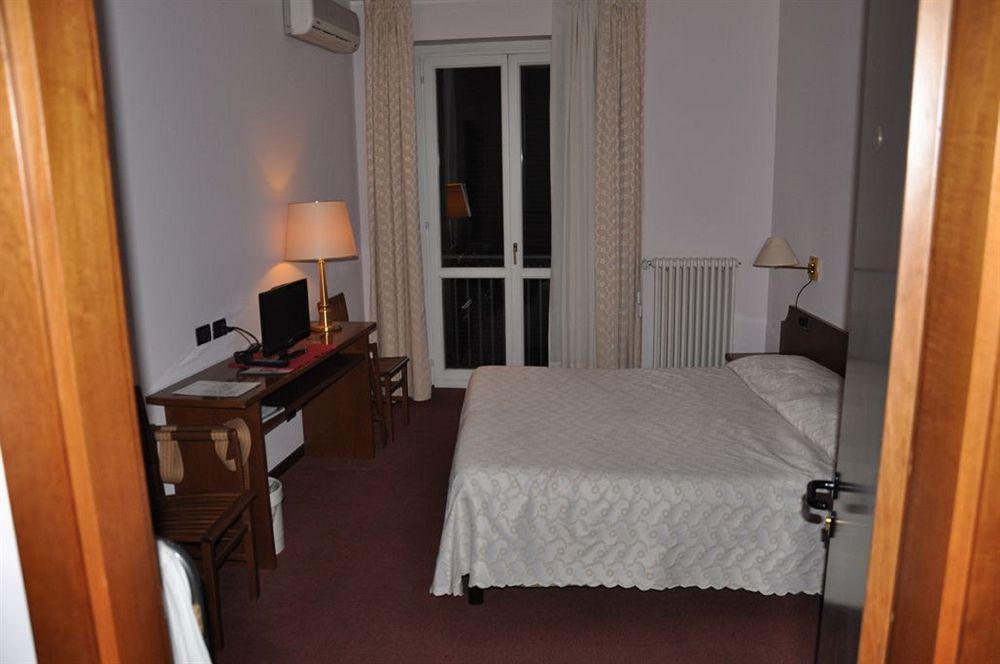 Albergo Ponte Vecchio เชอร์นอบบิโอ ภายนอก รูปภาพ
